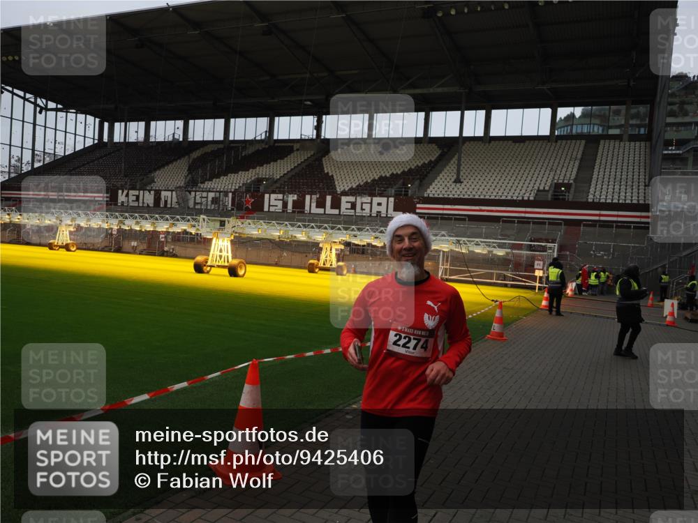 07.12.2025 - St. Pauli X-Mass-Run No. 15 Fabian Wolf http://msf.ph/oto/9425406 07.12.2025 12:14:05 Ziel 2274 meine-sportfotos.de