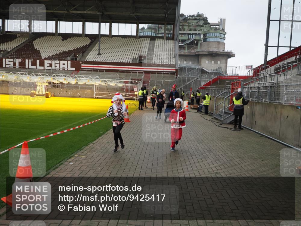 07.12.2025 - St. Pauli X-Mass-Run No. 15 Fabian Wolf http://msf.ph/oto/9425417 07.12.2025 12:14:23 Ziel 444, 445, 451, 454, 457, 3690, 3693 meine-sportfotos.de