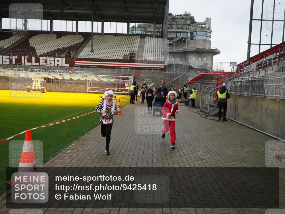 07.12.2025 - St. Pauli X-Mass-Run No. 15 Fabian Wolf http://msf.ph/oto/9425418 07.12.2025 12:14:23 Ziel 444, 445, 451, 454, 457, 3690, 3693 meine-sportfotos.de