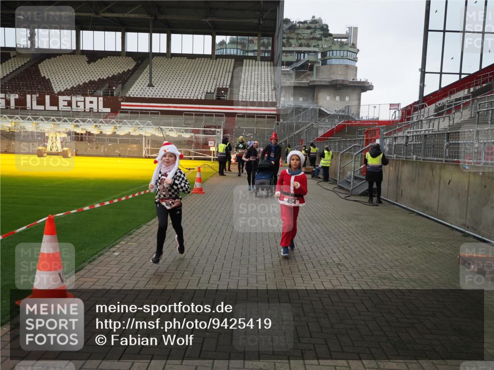07.12.2025 - St. Pauli X-Mass-Run No. 15 Fabian Wolf http://msf.ph/oto/9425419 07.12.2025 12:14:23 Ziel 444, 445, 451, 454, 457, 3690, 3693 meine-sportfotos.de