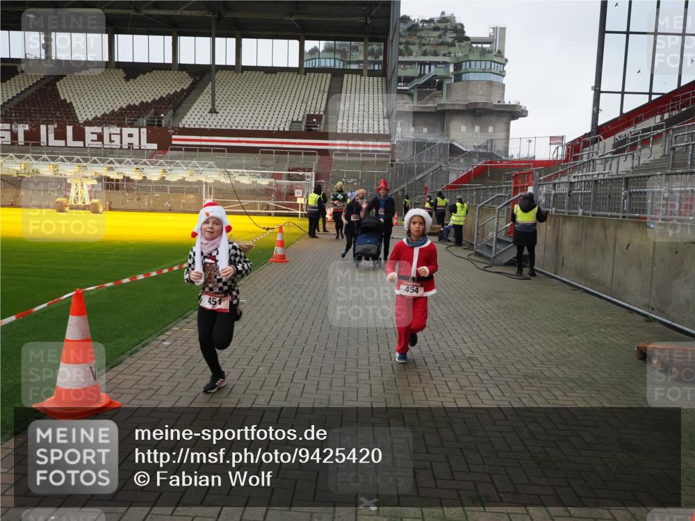07.12.2025 - St. Pauli X-Mass-Run No. 15 Fabian Wolf http://msf.ph/oto/9425420 07.12.2025 12:14:23 Ziel 444, 445, 451, 454, 457, 3690, 3693 meine-sportfotos.de