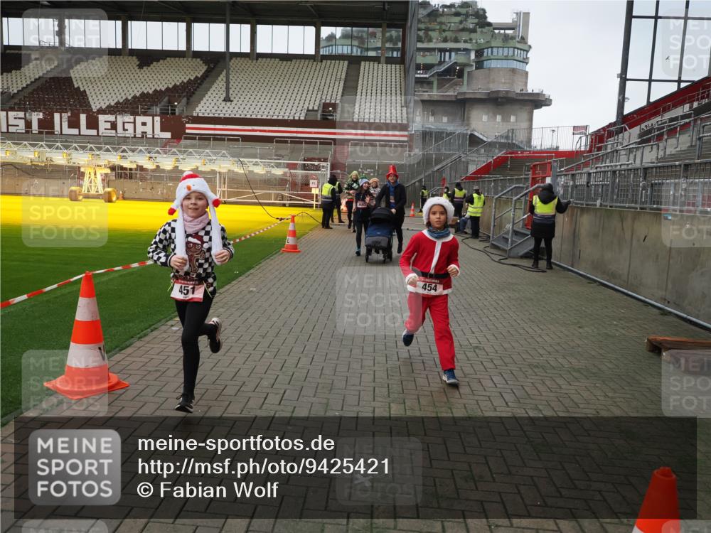 07.12.2025 - St. Pauli X-Mass-Run No. 15 Fabian Wolf http://msf.ph/oto/9425421 07.12.2025 12:14:24 Ziel 444, 445, 451, 454, 457, 3690, 3693 meine-sportfotos.de