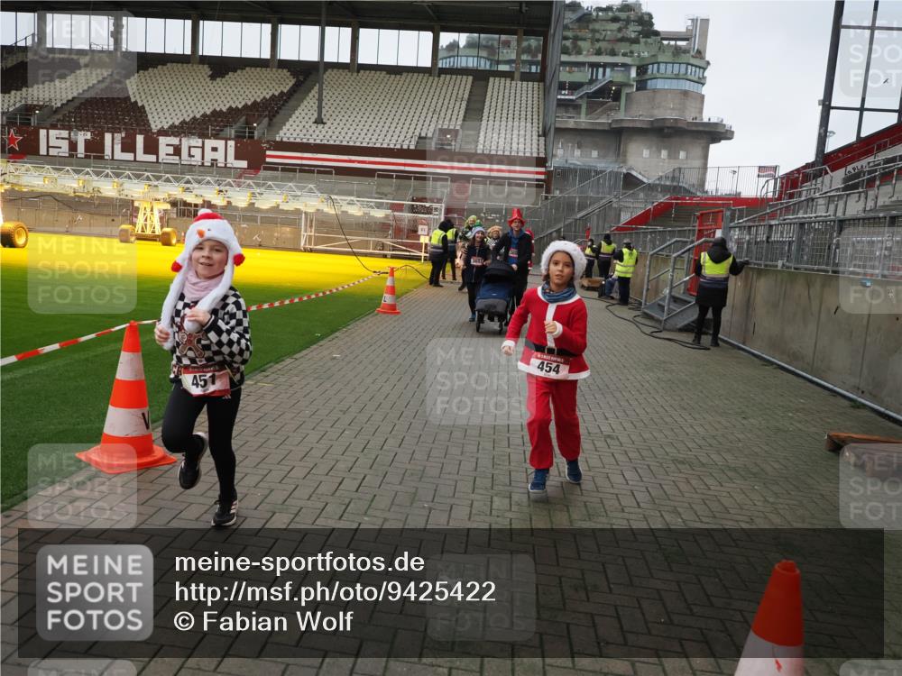 07.12.2025 - St. Pauli X-Mass-Run No. 15 Fabian Wolf http://msf.ph/oto/9425422 07.12.2025 12:14:24 Ziel 444, 445, 451, 454, 457, 3690, 3693 meine-sportfotos.de