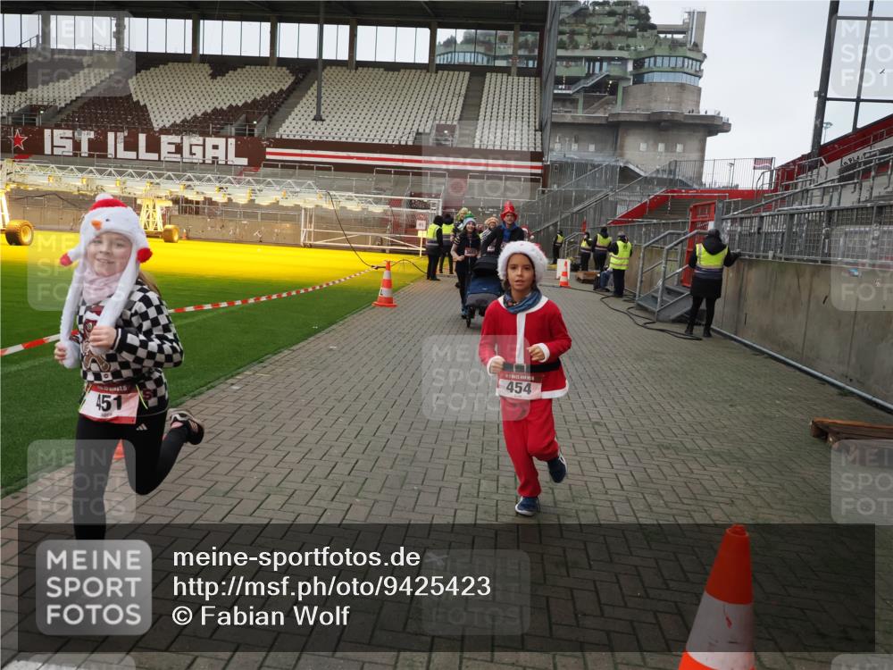 07.12.2025 - St. Pauli X-Mass-Run No. 15 Fabian Wolf http://msf.ph/oto/9425423 07.12.2025 12:14:24 Ziel 444, 445, 451, 454, 457, 3690, 3693 meine-sportfotos.de