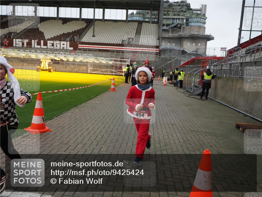 07.12.2025 - St. Pauli X-Mass-Run No. 15 Fabian Wolf http://msf.ph/oto/9425424 07.12.2025 12:14:24 Ziel 444, 445, 451, 454, 457, 3690, 3693 meine-sportfotos.de