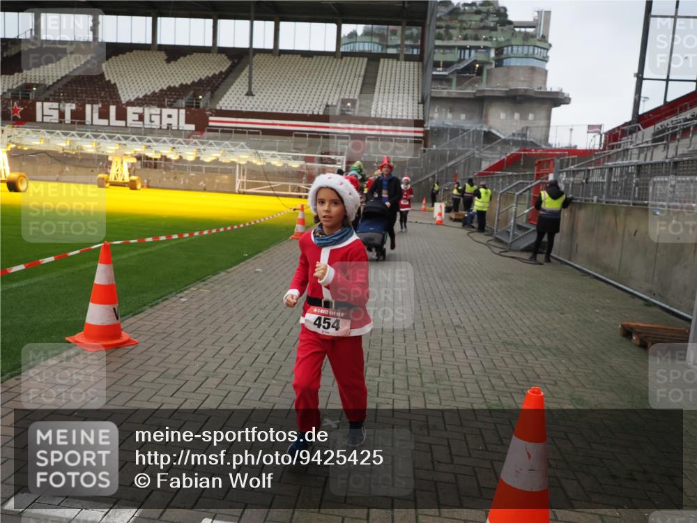 07.12.2025 - St. Pauli X-Mass-Run No. 15 Fabian Wolf http://msf.ph/oto/9425425 07.12.2025 12:14:24 Ziel 444, 445, 451, 454, 457, 3690, 3693 meine-sportfotos.de