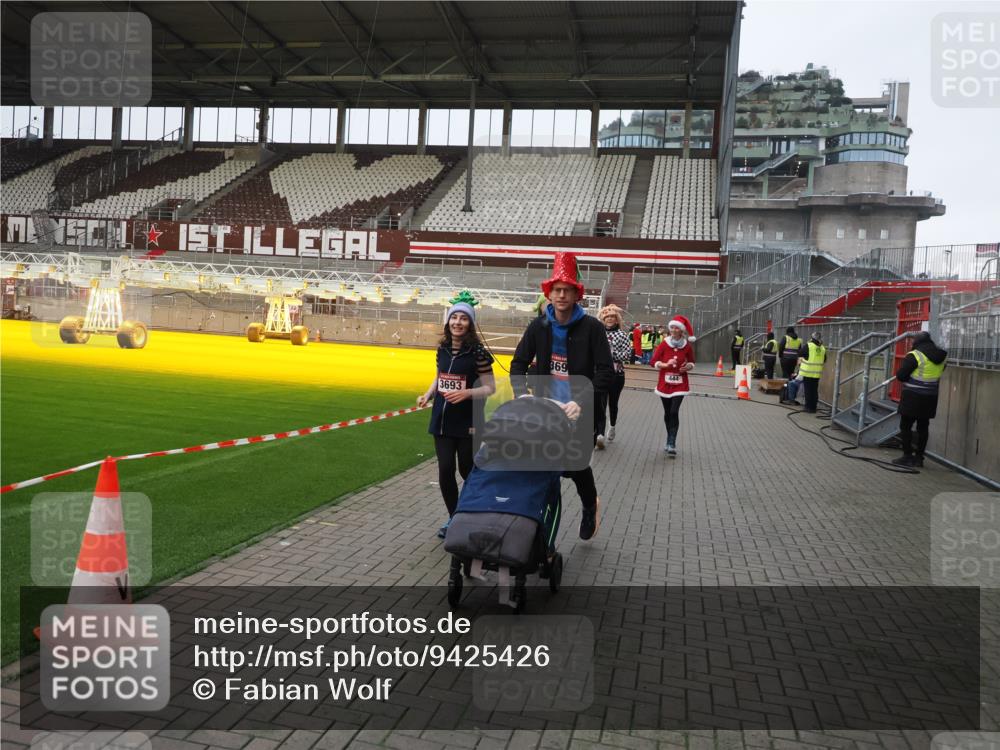 07.12.2025 - St. Pauli X-Mass-Run No. 15 Fabian Wolf http://msf.ph/oto/9425426 07.12.2025 12:14:27 Ziel 444, 445, 451, 454, 457, 3690, 3693 meine-sportfotos.de