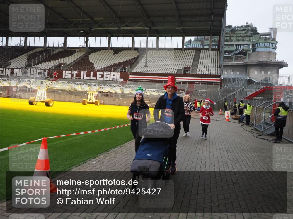 07.12.2025 - St. Pauli X-Mass-Run No. 15 Fabian Wolf http://msf.ph/oto/9425427 07.12.2025 12:14:27 Ziel 444, 445, 451, 454, 457, 3690, 3693 meine-sportfotos.de
