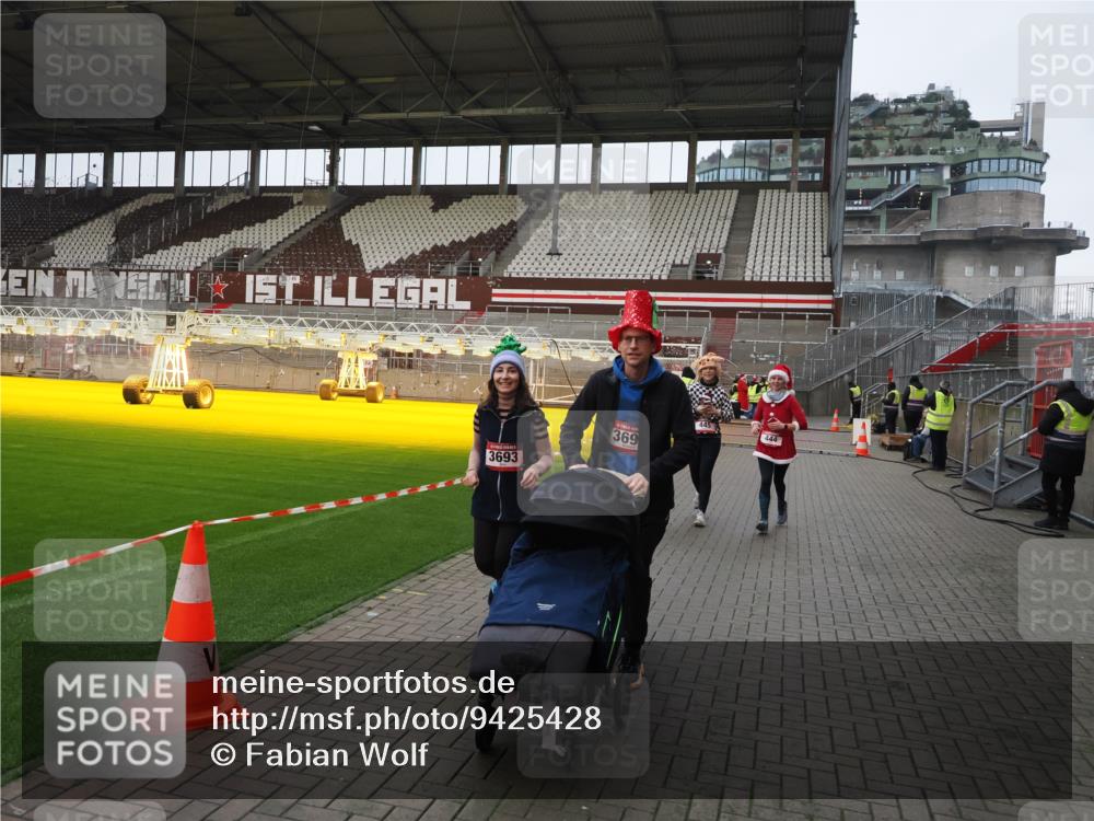 07.12.2025 - St. Pauli X-Mass-Run No. 15 Fabian Wolf http://msf.ph/oto/9425428 07.12.2025 12:14:27 Ziel 444, 445, 451, 454, 457, 3690, 3693 meine-sportfotos.de