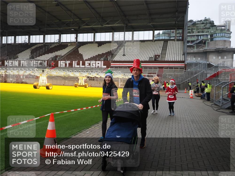 07.12.2025 - St. Pauli X-Mass-Run No. 15 Fabian Wolf http://msf.ph/oto/9425429 07.12.2025 12:14:27 Ziel 444, 445, 451, 454, 457, 3690, 3693 meine-sportfotos.de