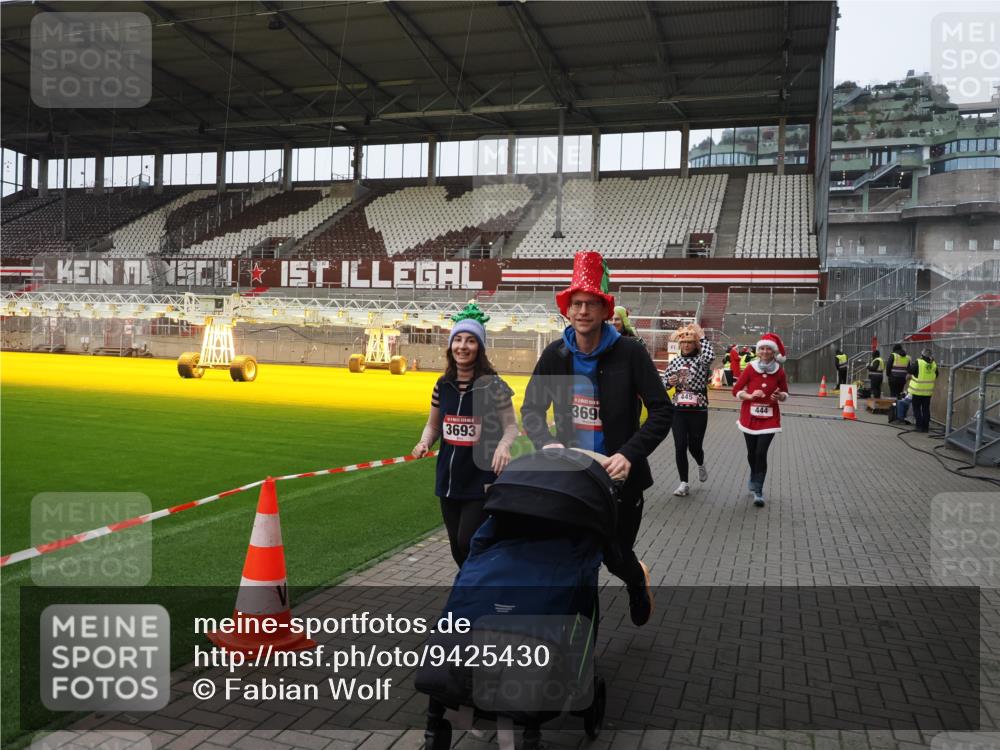 07.12.2025 - St. Pauli X-Mass-Run No. 15 Fabian Wolf http://msf.ph/oto/9425430 07.12.2025 12:14:27 Ziel 444, 445, 451, 454, 457, 3690, 3693 meine-sportfotos.de