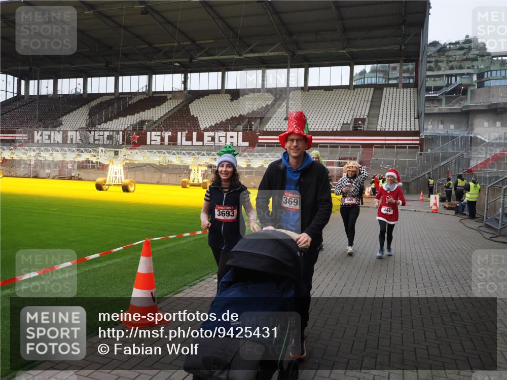 07.12.2025 - St. Pauli X-Mass-Run No. 15 Fabian Wolf http://msf.ph/oto/9425431 07.12.2025 12:14:28 Ziel 444, 445, 451, 454, 457, 3690, 3693 meine-sportfotos.de
