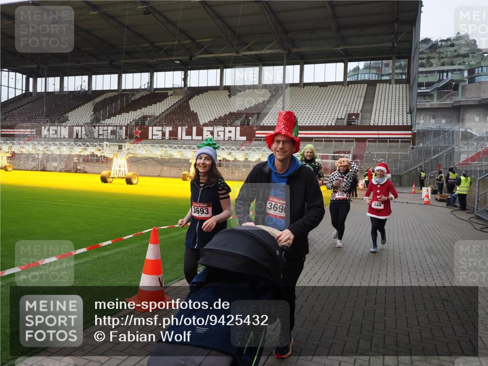 07.12.2025 - St. Pauli X-Mass-Run No. 15 Fabian Wolf http://msf.ph/oto/9425432 07.12.2025 12:14:28 Ziel 444, 445, 451, 454, 457, 3690, 3693 meine-sportfotos.de