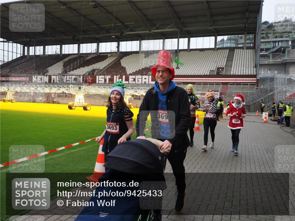 07.12.2025 - St. Pauli X-Mass-Run No. 15 Fabian Wolf http://msf.ph/oto/9425433 07.12.2025 12:14:28 Ziel 444, 445, 451, 454, 457, 3690, 3693 meine-sportfotos.de