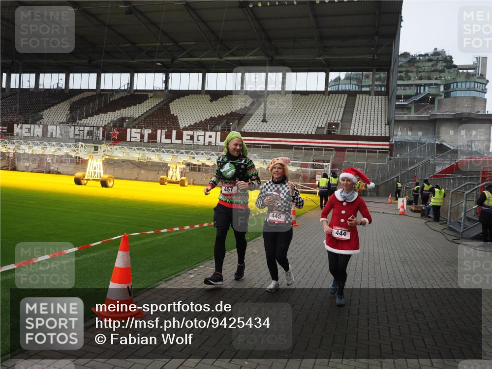 07.12.2025 - St. Pauli X-Mass-Run No. 15 Fabian Wolf http://msf.ph/oto/9425434 07.12.2025 12:14:29 Ziel 444, 445, 451, 454, 457, 3690, 3693 meine-sportfotos.de