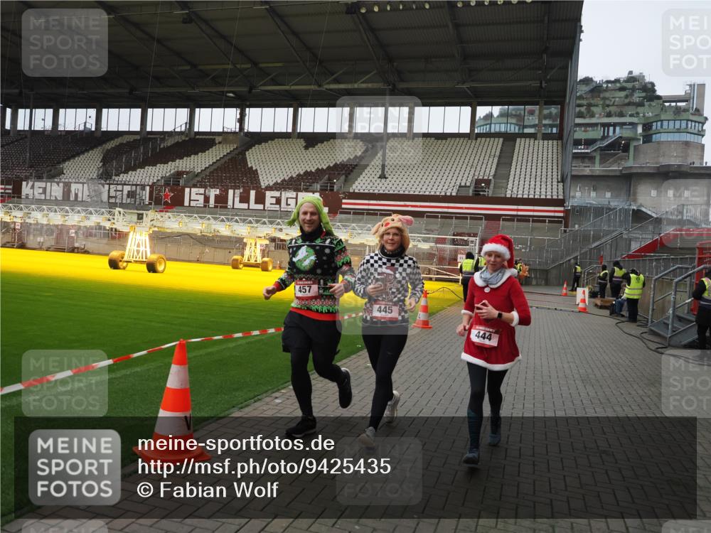 07.12.2025 - St. Pauli X-Mass-Run No. 15 Fabian Wolf http://msf.ph/oto/9425435 07.12.2025 12:14:29 Ziel 444, 445, 451, 454, 457, 3690, 3693 meine-sportfotos.de