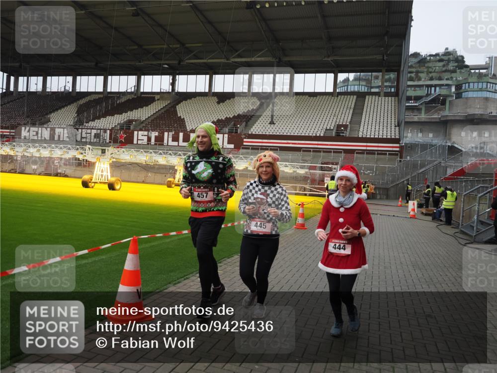 07.12.2025 - St. Pauli X-Mass-Run No. 15 Fabian Wolf http://msf.ph/oto/9425436 07.12.2025 12:14:29 Ziel 444, 445, 451, 454, 457, 3690, 3693 meine-sportfotos.de