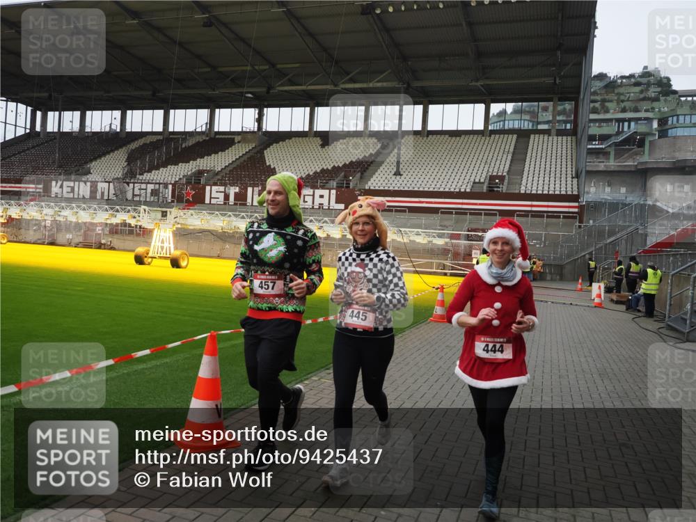 07.12.2025 - St. Pauli X-Mass-Run No. 15 Fabian Wolf http://msf.ph/oto/9425437 07.12.2025 12:14:29 Ziel 444, 445, 451, 454, 457, 3690, 3693 meine-sportfotos.de