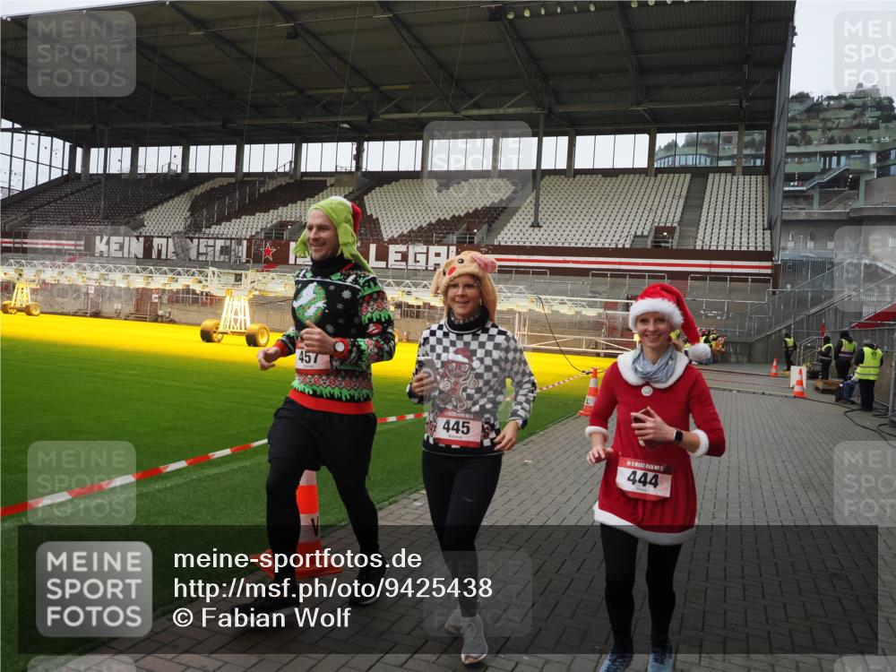 07.12.2025 - St. Pauli X-Mass-Run No. 15 Fabian Wolf http://msf.ph/oto/9425438 07.12.2025 12:14:30 Ziel 444, 445, 451, 454, 457, 3690, 3693 meine-sportfotos.de