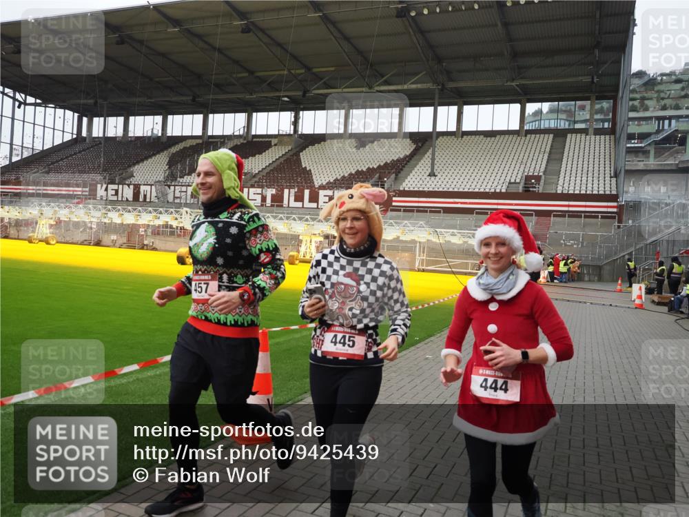 07.12.2025 - St. Pauli X-Mass-Run No. 15 Fabian Wolf http://msf.ph/oto/9425439 07.12.2025 12:14:30 Ziel 444, 445, 451, 454, 457, 3690, 3693 meine-sportfotos.de