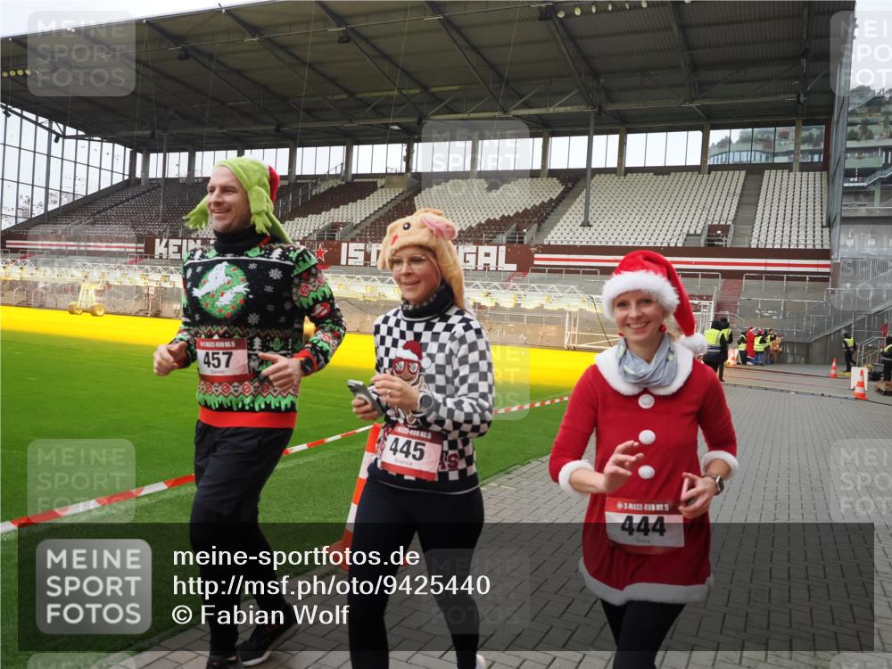 07.12.2025 - St. Pauli X-Mass-Run No. 15 Fabian Wolf http://msf.ph/oto/9425440 07.12.2025 12:14:30 Ziel 444, 445, 451, 454, 457, 3690, 3693 meine-sportfotos.de