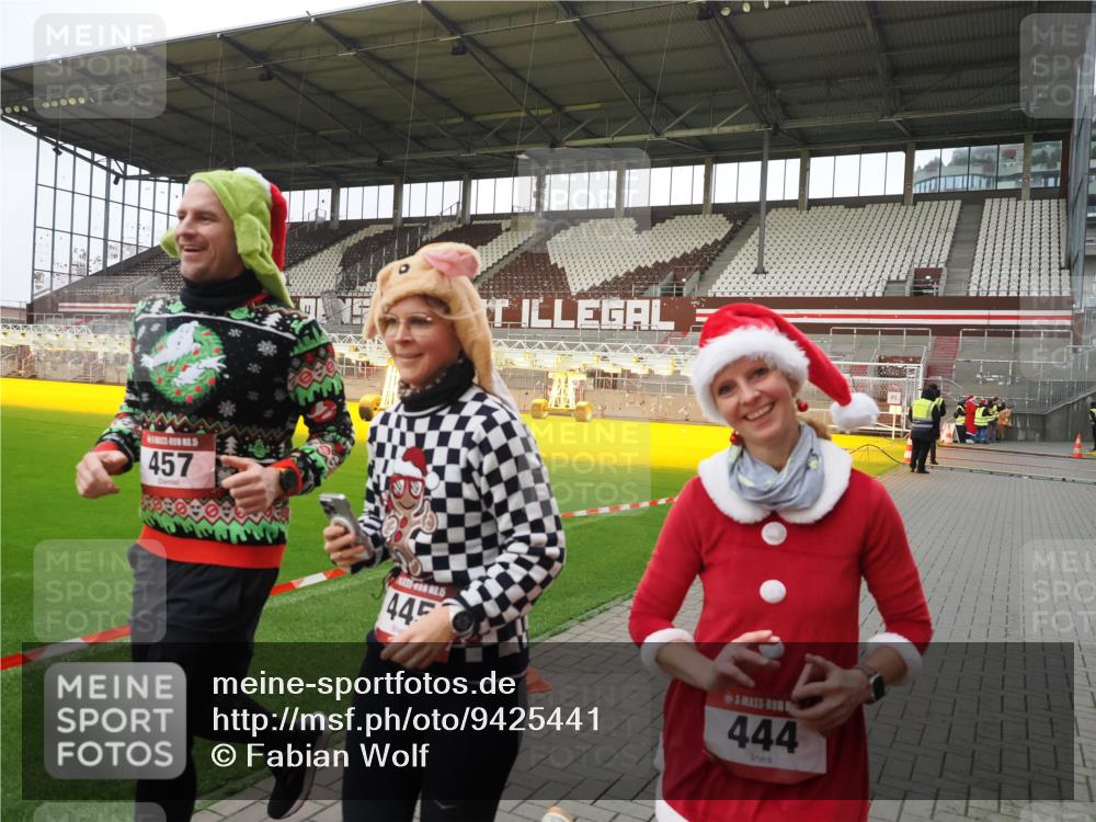 07.12.2025 - St. Pauli X-Mass-Run No. 15 Fabian Wolf http://msf.ph/oto/9425441 07.12.2025 12:14:30 Ziel 444, 445, 451, 454, 457, 3690, 3693 meine-sportfotos.de