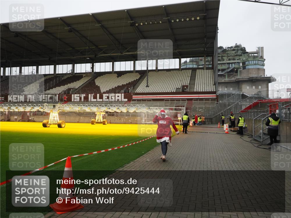 07.12.2025 - St. Pauli X-Mass-Run No. 15 Fabian Wolf http://msf.ph/oto/9425444 07.12.2025 12:14:51 Ziel  meine-sportfotos.de