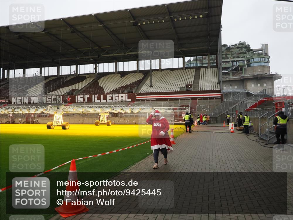 07.12.2025 - St. Pauli X-Mass-Run No. 15 Fabian Wolf http://msf.ph/oto/9425445 07.12.2025 12:14:51 Ziel  meine-sportfotos.de