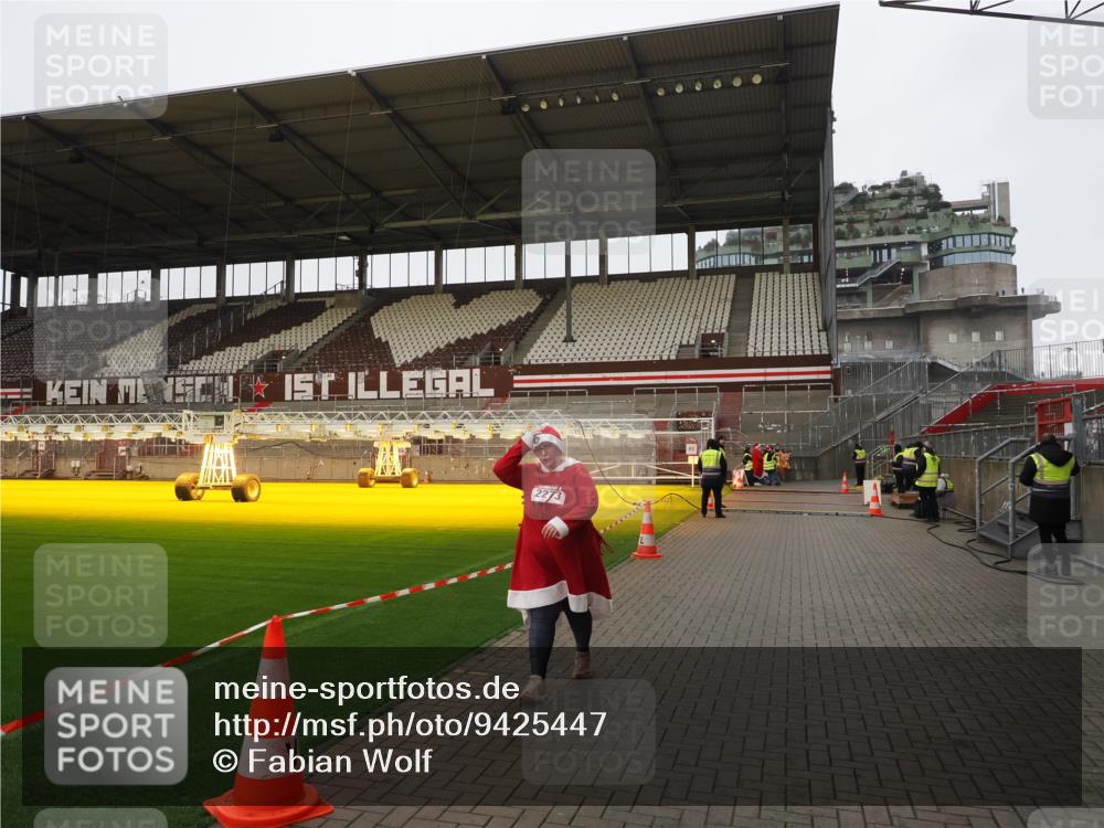 07.12.2025 - St. Pauli X-Mass-Run No. 15 Fabian Wolf http://msf.ph/oto/9425447 07.12.2025 12:14:52 Ziel  meine-sportfotos.de
