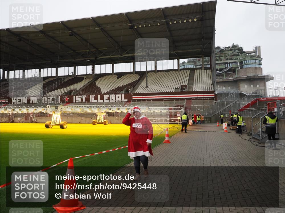 07.12.2025 - St. Pauli X-Mass-Run No. 15 Fabian Wolf http://msf.ph/oto/9425448 07.12.2025 12:14:52 Ziel  meine-sportfotos.de