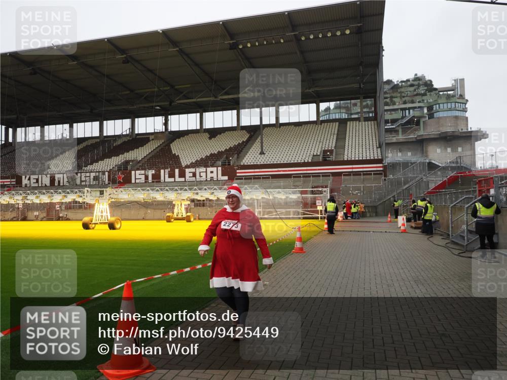 07.12.2025 - St. Pauli X-Mass-Run No. 15 Fabian Wolf http://msf.ph/oto/9425449 07.12.2025 12:14:53 Ziel  meine-sportfotos.de