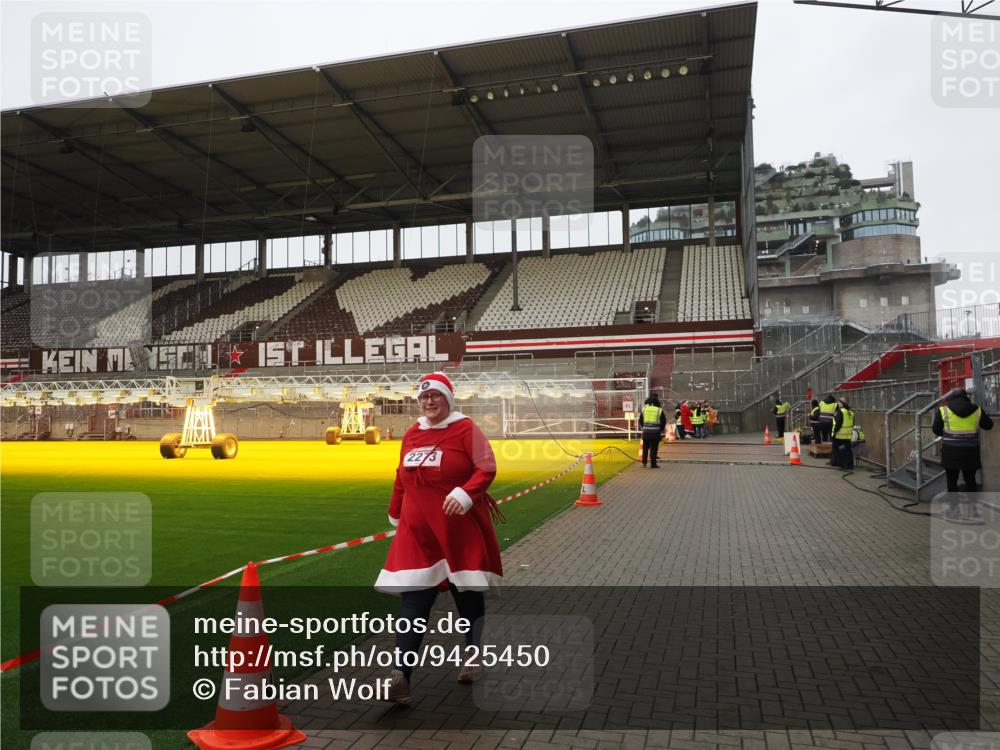 07.12.2025 - St. Pauli X-Mass-Run No. 15 Fabian Wolf http://msf.ph/oto/9425450 07.12.2025 12:14:53 Ziel  meine-sportfotos.de