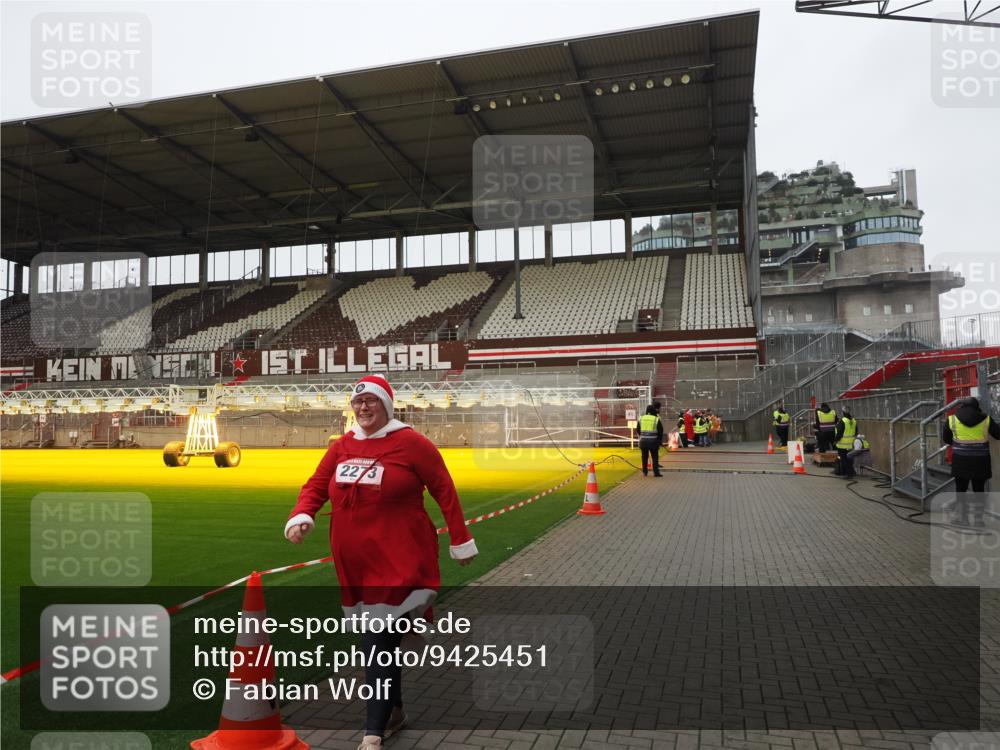 07.12.2025 - St. Pauli X-Mass-Run No. 15 Fabian Wolf http://msf.ph/oto/9425451 07.12.2025 12:14:54 Ziel  meine-sportfotos.de
