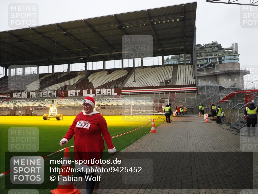 07.12.2025 - St. Pauli X-Mass-Run No. 15 Fabian Wolf http://msf.ph/oto/9425452 07.12.2025 12:14:54 Ziel  meine-sportfotos.de