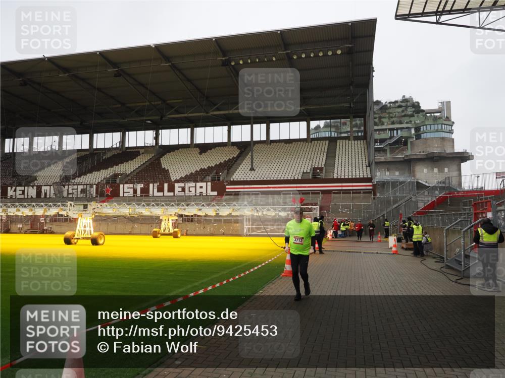 07.12.2025 - St. Pauli X-Mass-Run No. 15 Fabian Wolf http://msf.ph/oto/9425453 07.12.2025 12:15:10 Ziel 3712 meine-sportfotos.de