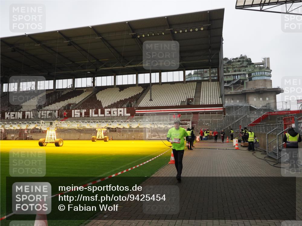 07.12.2025 - St. Pauli X-Mass-Run No. 15 Fabian Wolf http://msf.ph/oto/9425454 07.12.2025 12:15:10 Ziel 3712 meine-sportfotos.de
