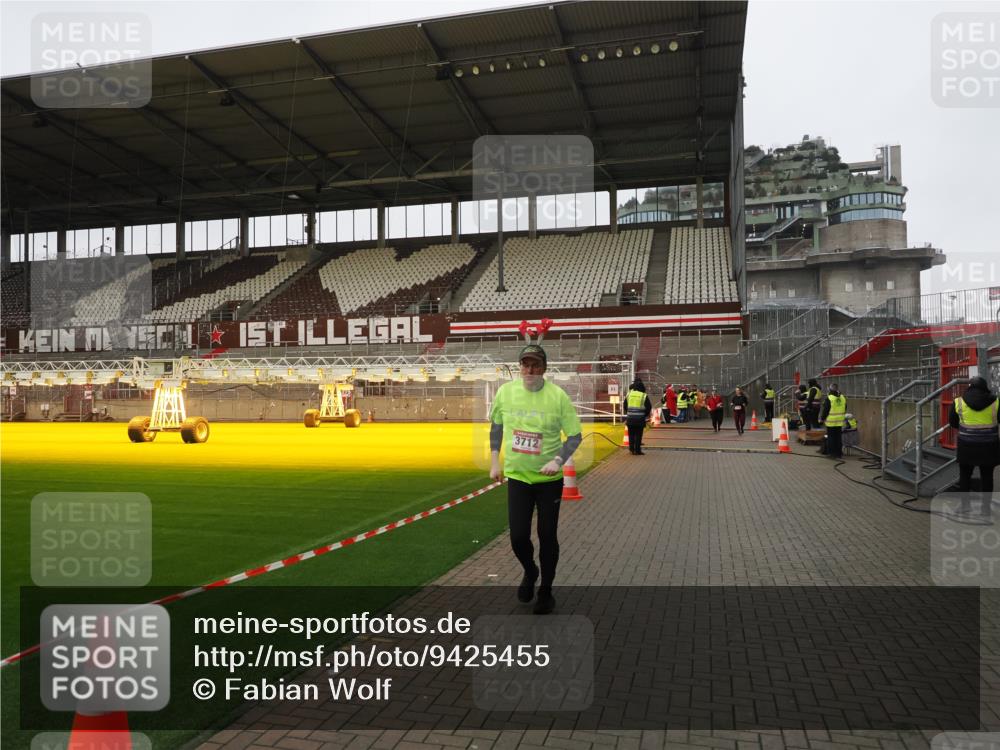 07.12.2025 - St. Pauli X-Mass-Run No. 15 Fabian Wolf http://msf.ph/oto/9425455 07.12.2025 12:15:11 Ziel 3142, 3178, 3712 meine-sportfotos.de