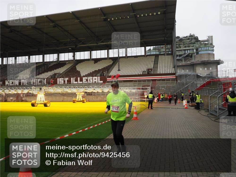 07.12.2025 - St. Pauli X-Mass-Run No. 15 Fabian Wolf http://msf.ph/oto/9425456 07.12.2025 12:15:11 Ziel 3142, 3178, 3712 meine-sportfotos.de