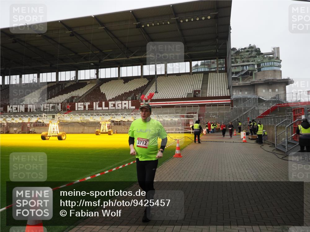 07.12.2025 - St. Pauli X-Mass-Run No. 15 Fabian Wolf http://msf.ph/oto/9425457 07.12.2025 12:15:12 Ziel 3142, 3178, 3712 meine-sportfotos.de