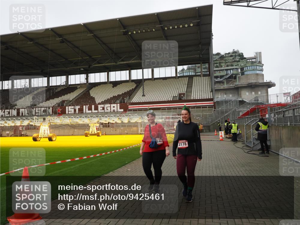 07.12.2025 - St. Pauli X-Mass-Run No. 15 Fabian Wolf http://msf.ph/oto/9425461 07.12.2025 12:15:27 Ziel 3142, 3178 meine-sportfotos.de