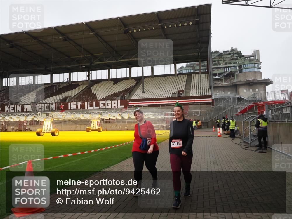 07.12.2025 - St. Pauli X-Mass-Run No. 15 Fabian Wolf http://msf.ph/oto/9425462 07.12.2025 12:15:27 Ziel 3142, 3178 meine-sportfotos.de