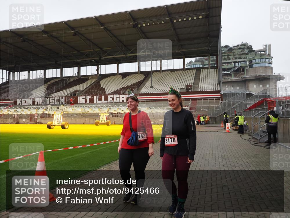 07.12.2025 - St. Pauli X-Mass-Run No. 15 Fabian Wolf http://msf.ph/oto/9425466 07.12.2025 12:15:28 Ziel 3142, 3178 meine-sportfotos.de