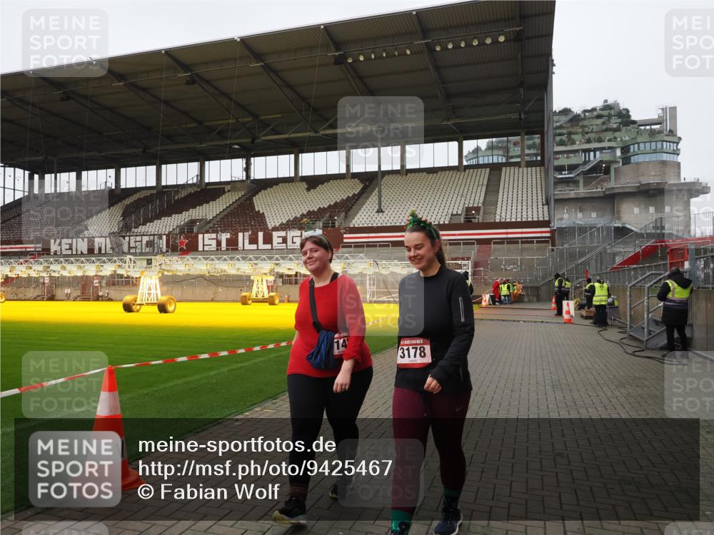 07.12.2025 - St. Pauli X-Mass-Run No. 15 Fabian Wolf http://msf.ph/oto/9425467 07.12.2025 12:15:28 Ziel 3142, 3178 meine-sportfotos.de