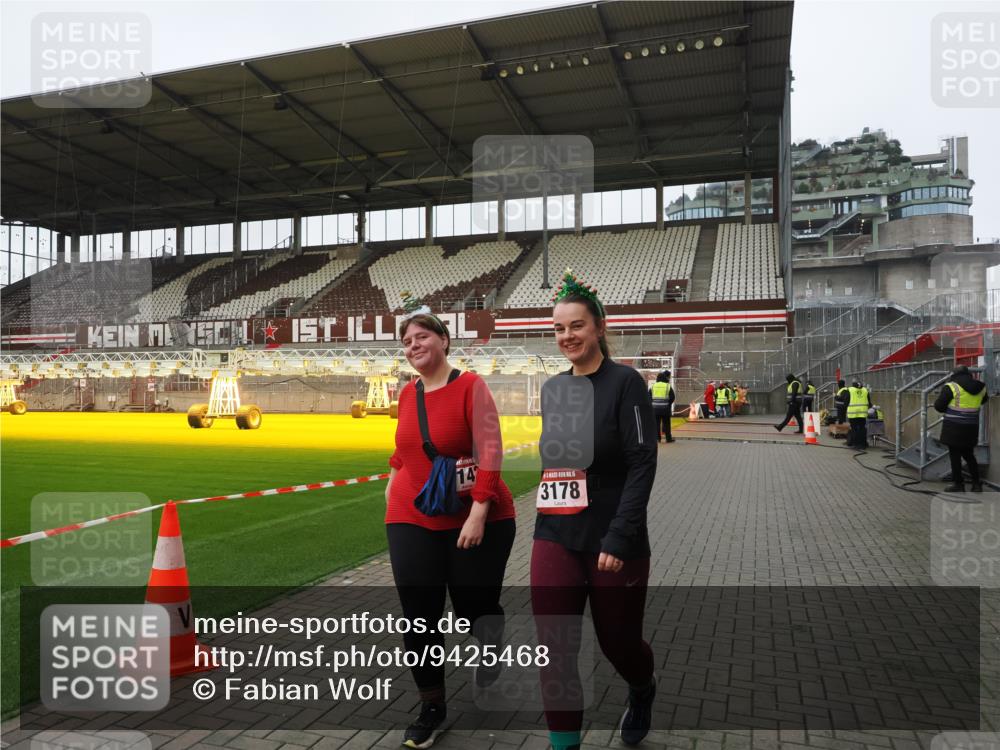 07.12.2025 - St. Pauli X-Mass-Run No. 15 Fabian Wolf http://msf.ph/oto/9425468 07.12.2025 12:15:28 Ziel 3142, 3178 meine-sportfotos.de