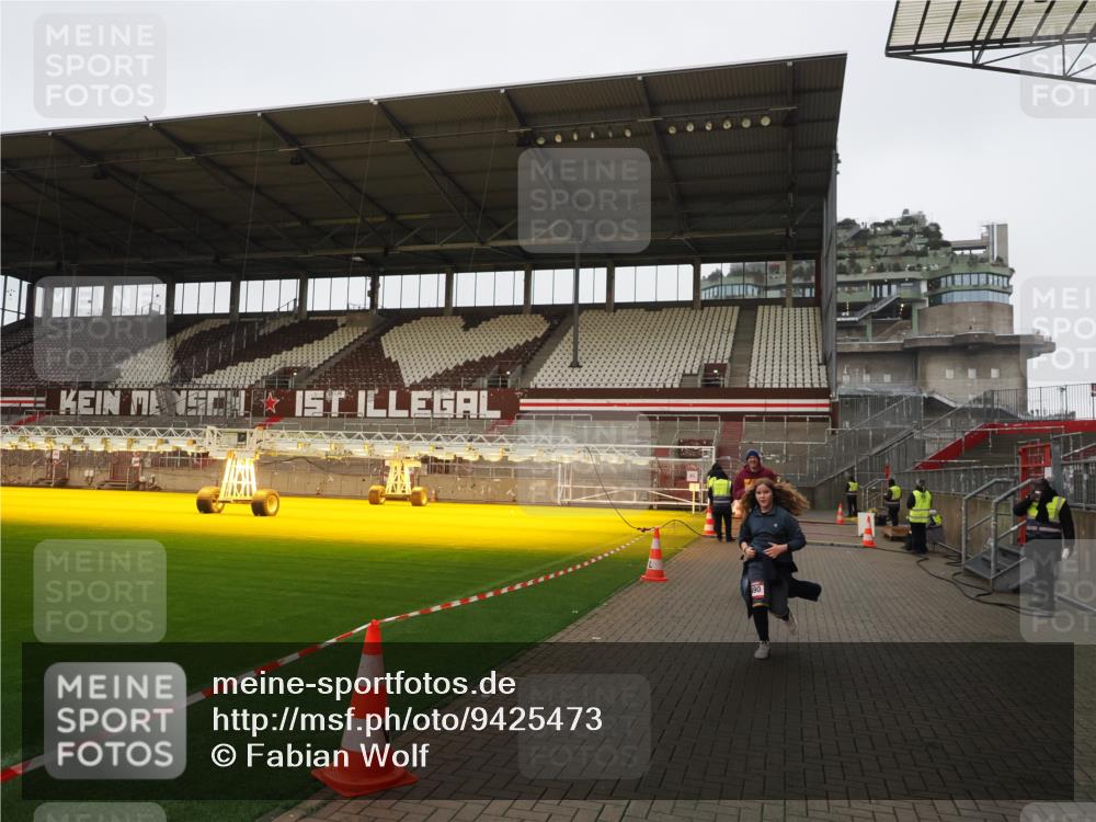 07.12.2025 - St. Pauli X-Mass-Run No. 15 Fabian Wolf http://msf.ph/oto/9425473 07.12.2025 12:16:00 Ziel  meine-sportfotos.de