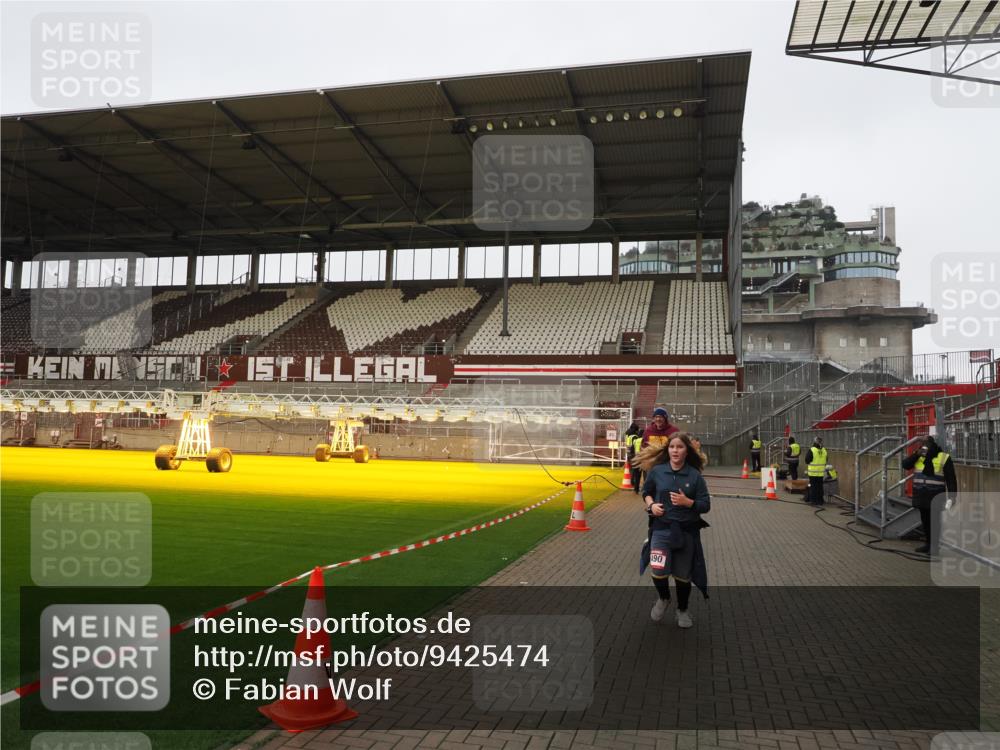 07.12.2025 - St. Pauli X-Mass-Run No. 15 Fabian Wolf http://msf.ph/oto/9425474 07.12.2025 12:16:00 Ziel  meine-sportfotos.de