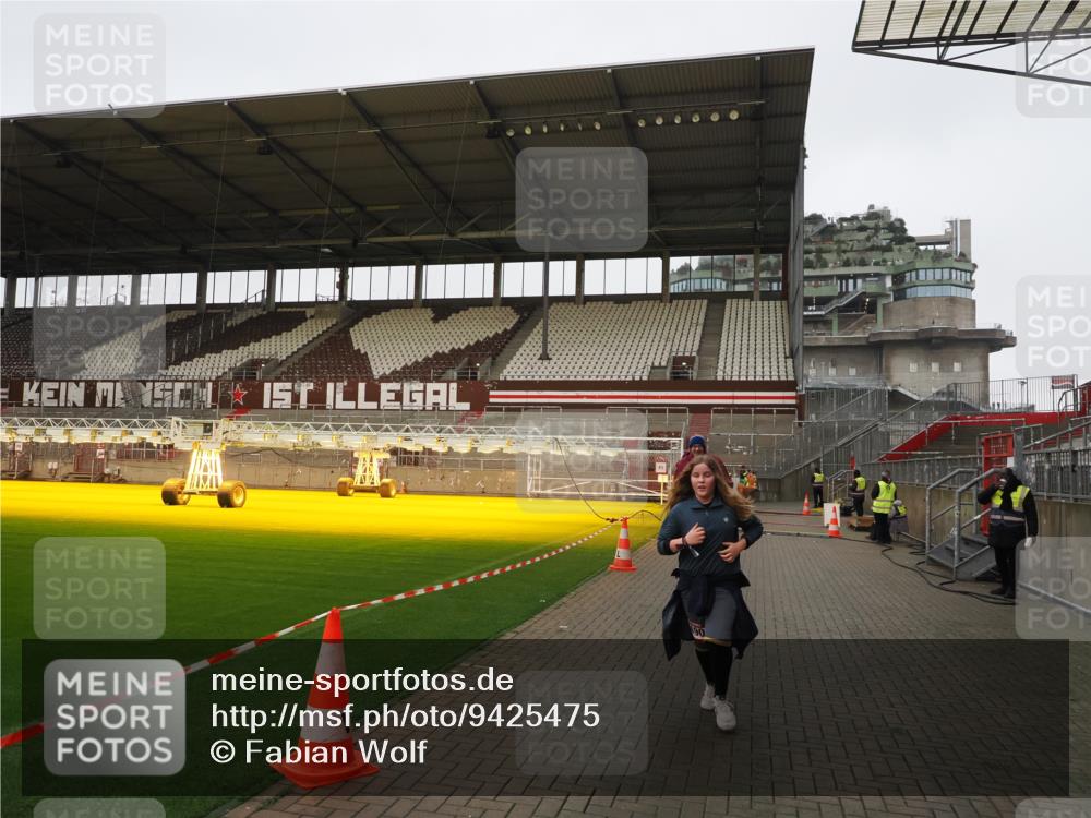 07.12.2025 - St. Pauli X-Mass-Run No. 15 Fabian Wolf http://msf.ph/oto/9425475 07.12.2025 12:16:00 Ziel  meine-sportfotos.de