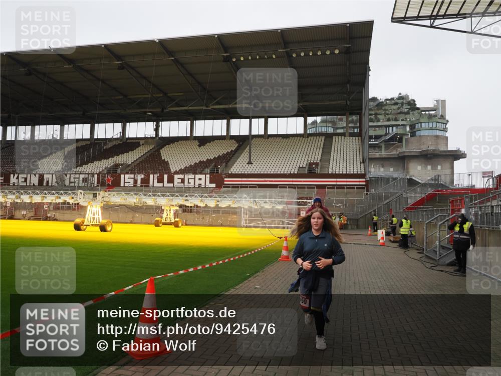 07.12.2025 - St. Pauli X-Mass-Run No. 15 Fabian Wolf http://msf.ph/oto/9425476 07.12.2025 12:16:01 Ziel  meine-sportfotos.de