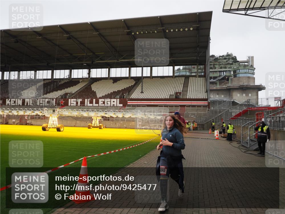 07.12.2025 - St. Pauli X-Mass-Run No. 15 Fabian Wolf http://msf.ph/oto/9425477 07.12.2025 12:16:01 Ziel  meine-sportfotos.de
