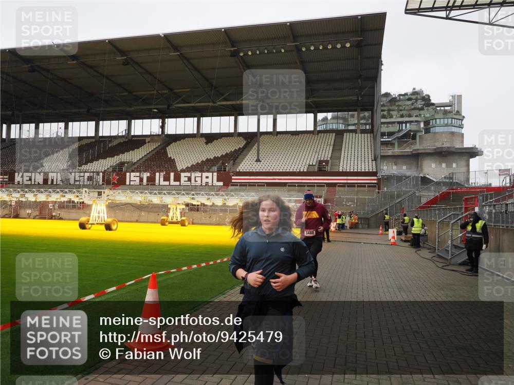 07.12.2025 - St. Pauli X-Mass-Run No. 15 Fabian Wolf http://msf.ph/oto/9425479 07.12.2025 12:16:01 Ziel  meine-sportfotos.de